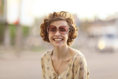 güneş gözlüğü ile kıvırcık kız