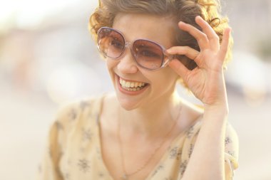 güneş gözlüğü ile kıvırcık kız