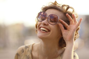 güneş gözlüğü ile kıvırcık kız