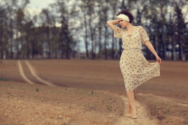 güzel bir kız yolda