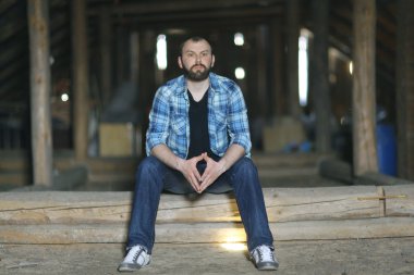 tavan arasında sakallı adam