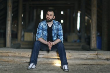 tavan arasında sakallı adam