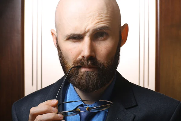 Ciddi sakallı işadamı — Stok fotoğraf
