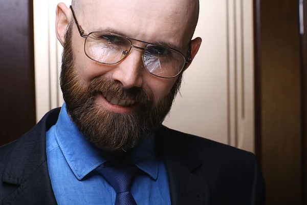 mutlu sakallı adam