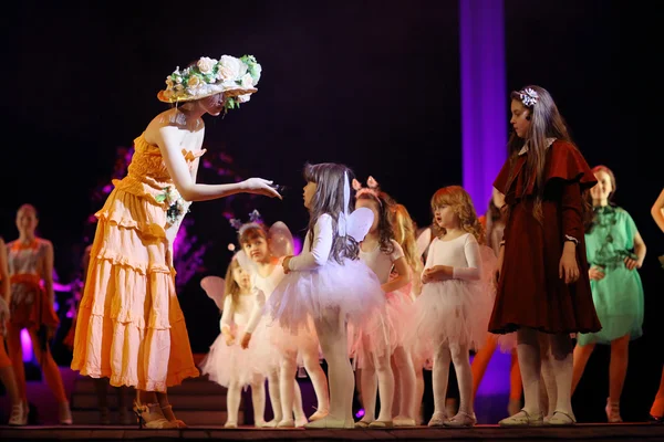Medlemmar i barnens theater mode "källor" — Stockfoto