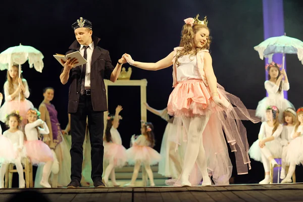 Medlemmar i barnens theater mode "källor" — Stockfoto