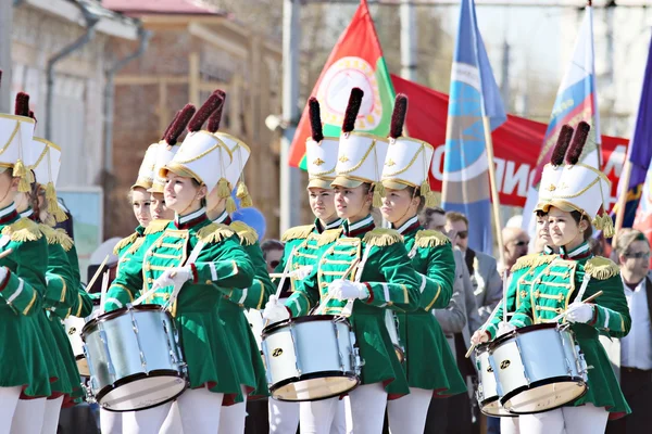 Marching band op mei dag demonstratie — Stockfoto