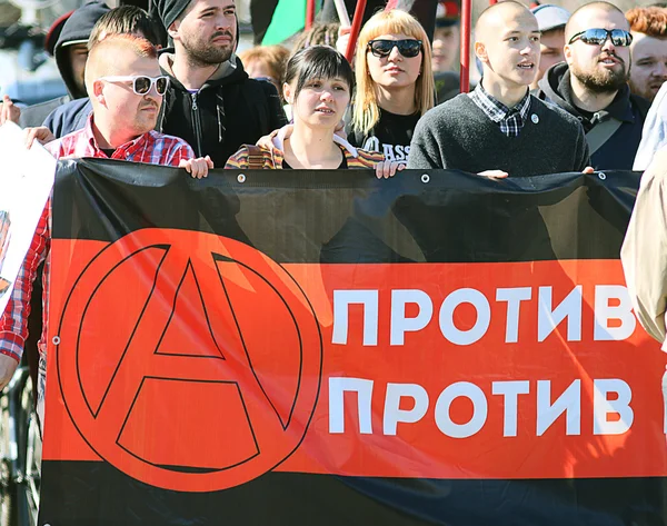 Människor på första maj demonstration — Stockfoto