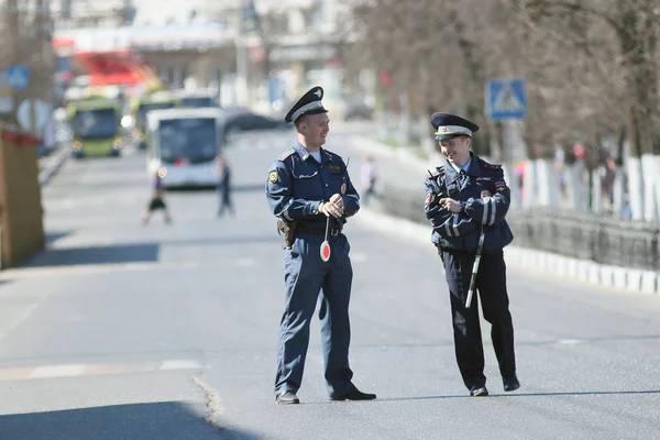 Полицейские на первомайской демонстрации — стоковое фото