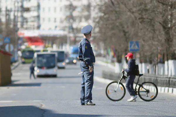 Polizist bei 1. Mai-Demonstration — Stockfoto