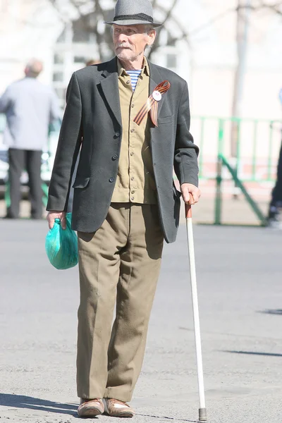 Anciano caminando por la calle —  Fotos de Stock