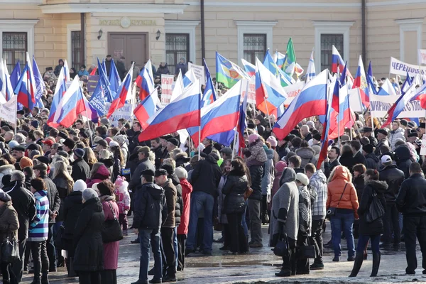 ヴォログダ ロシア連邦 デモンストレーションの人々 の支援ウクライナとクリミアのヴォログダのクレムリン広場に 2014 ヴォログダ ロシアで — ストック写真