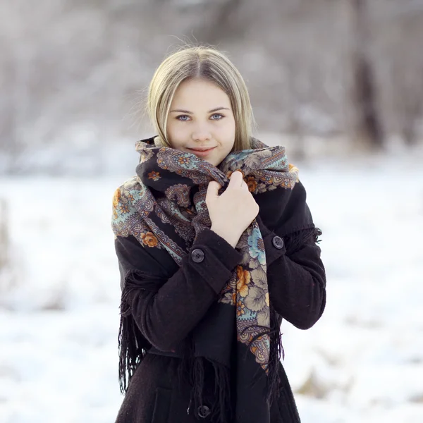 Blonde Frau mit traditionellem Schal — Stockfoto