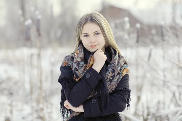 Blonde vrouw met traditionele sjaal — Stockfoto