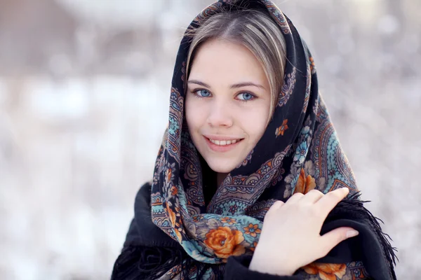 Blonde vrouw met traditionele sjaal — Stockfoto
