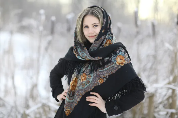 Blond kobieta z tradycyjnych szal — Zdjęcie stockowe