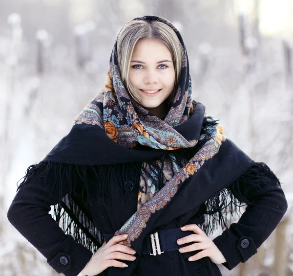Blonde Frau mit traditionellem Schal — Stockfoto