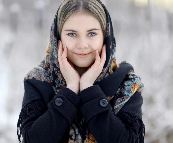 Blond kvinde med traditionelt sjal - Stock-foto