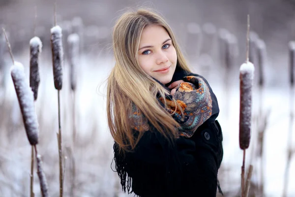 Femme blonde avec châle traditionnel — Photo