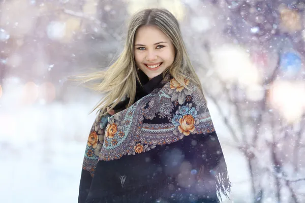 Blondýnka s tradiční šátek — Stock fotografie