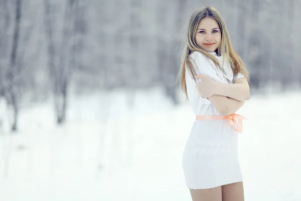 Fată în pădurea de iarnă — Fotografie, imagine de stoc