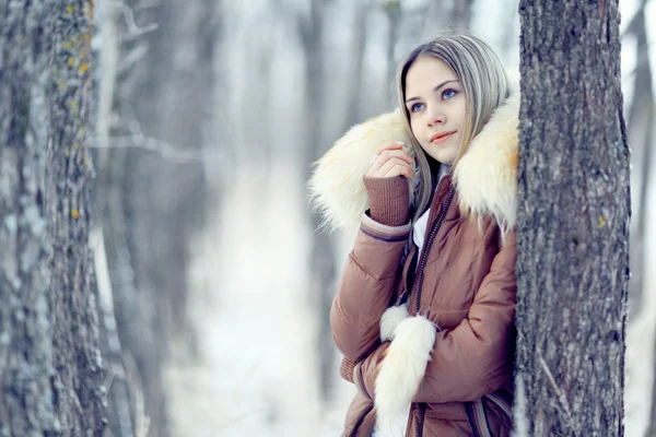 Bella donna nella foresta — Foto Stock