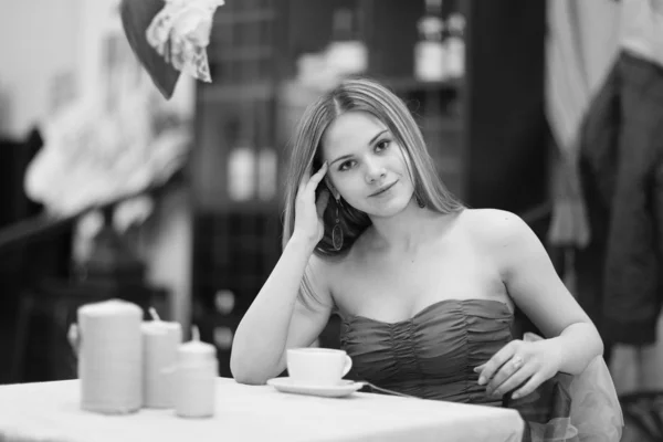 Όμορφη γυναίκα και φλιτζάνι καφέ — Φωτογραφία Αρχείου