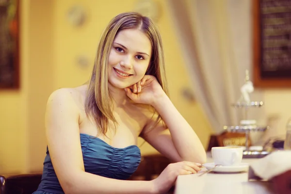 Mujer bonita y taza de café — Foto de Stock