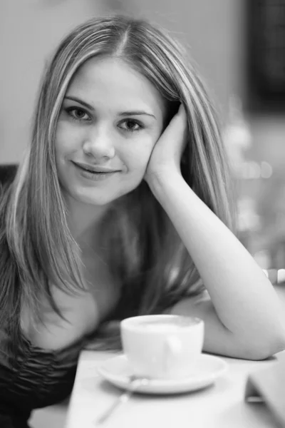 Mujer bonita y taza de café — Foto de Stock