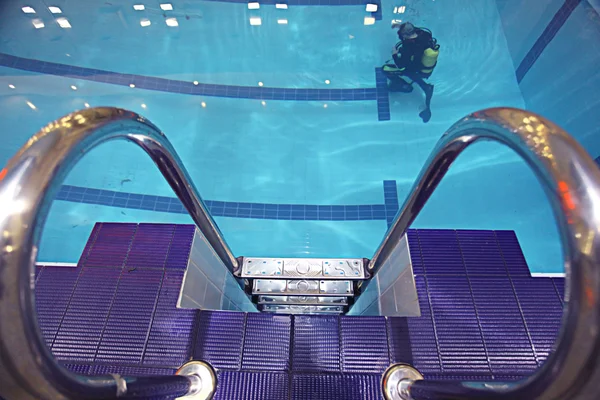 Mergulhador na piscina — Fotografia de Stock