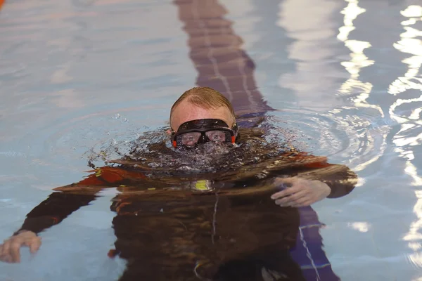 Mergulhador na piscina — Fotografia de Stock