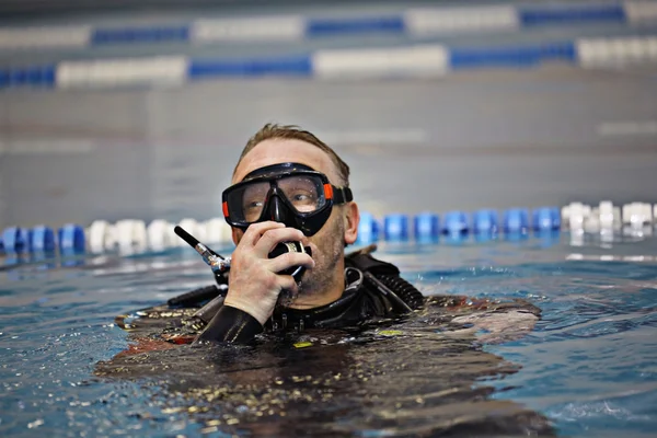 Diver in pool — Stock Photo, Image