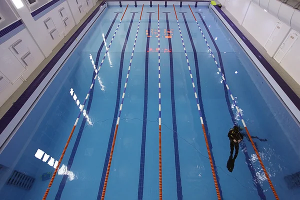 Tuffatore in piscina — Foto Stock