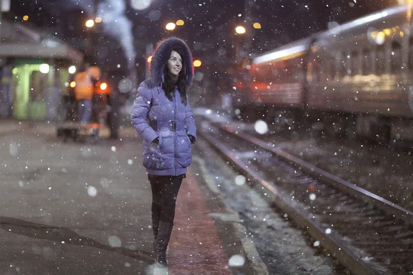 tren istasyonunda kız