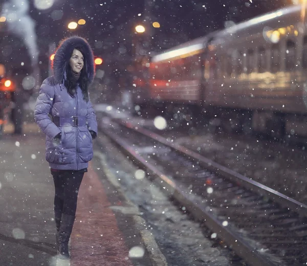 Flicka på stationen — Stockfoto