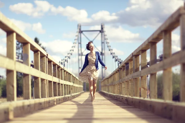 Девушка на мосту — стоковое фото