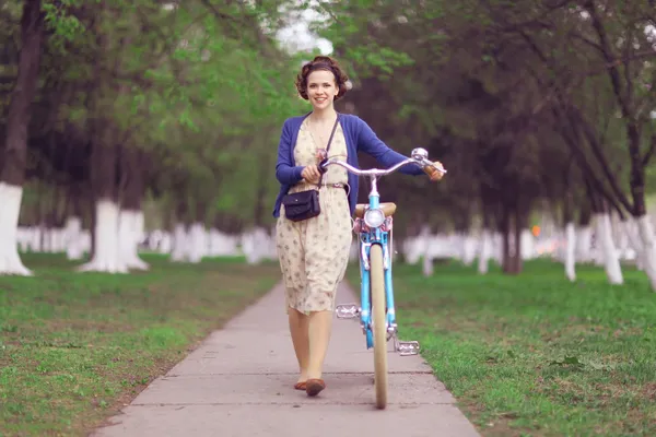 Fille avec vélo dans le parc — Photo