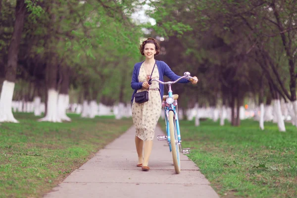 Fille avec vélo dans le parc — Photo