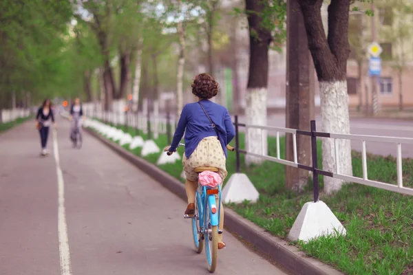 Fille avec vélo dans le parc — Photo