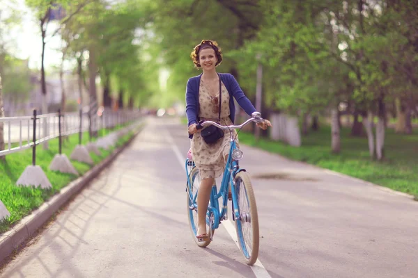 Fille avec vélo dans le parc — Photo