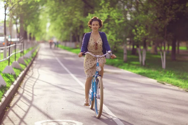 Dziewczyna z rowerów w parku — Zdjęcie stockowe