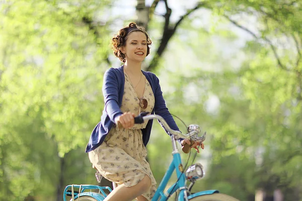 自行车在公园里的女孩 — 图库照片