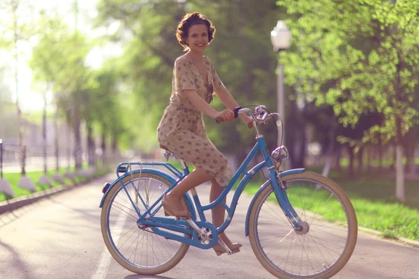 Flicka med cykel i park — Stockfoto