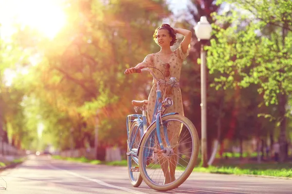 Fille avec vélo dans le parc — Photo