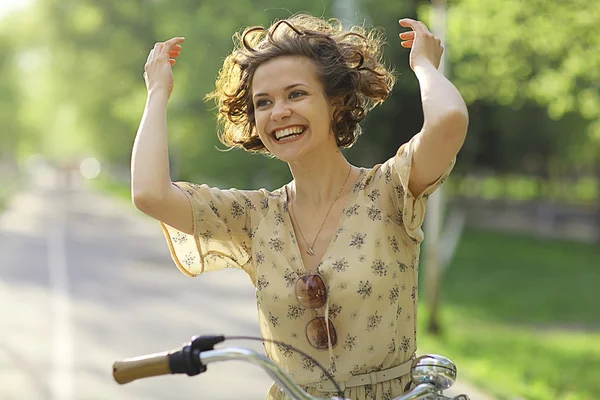 Gelukkig meisje met fiets — Stockfoto