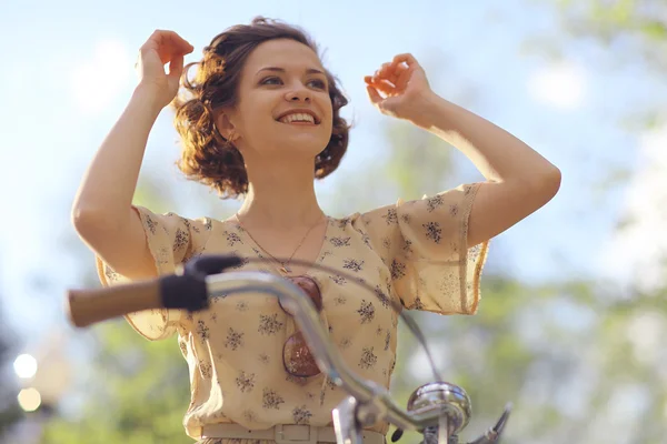 Chica feliz con bicicleta — Foto de Stock