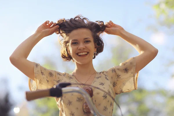 Menina feliz com bicicleta — Fotografia de Stock