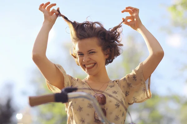 Ragazza divertente con bicicletta — Foto Stock