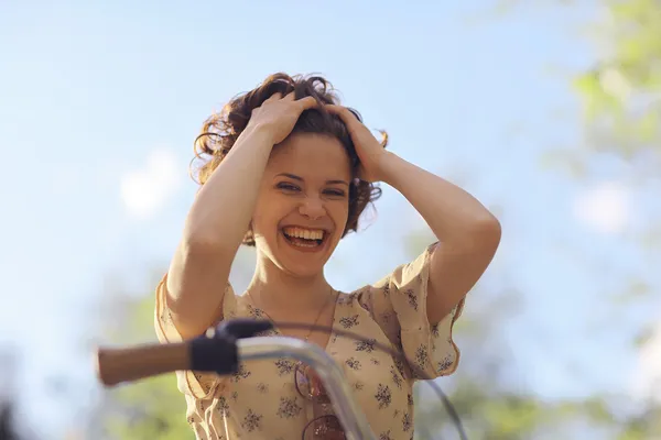 Glückliches Mädchen mit Fahrrad — Stockfoto