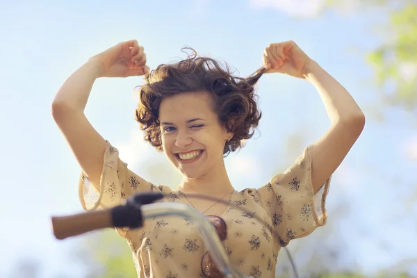 Menina feliz com bicicleta — Fotografia de Stock